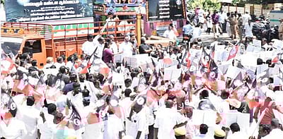 கள்ளச்சாராய விவகாரம்:  நாகை, மயிலாடுதுறையில் அதிமுக ஆா்ப்பாட்டம்