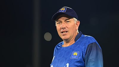 இலங்கை அணியின் தலைமைப் பயிற்சியாளர் பதவி விலகல்!