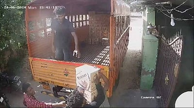 டாஸ்மாக் கடையில் மதுபானப் பெட்டியை பறித்துச் சென்ற 2 போ் கைது