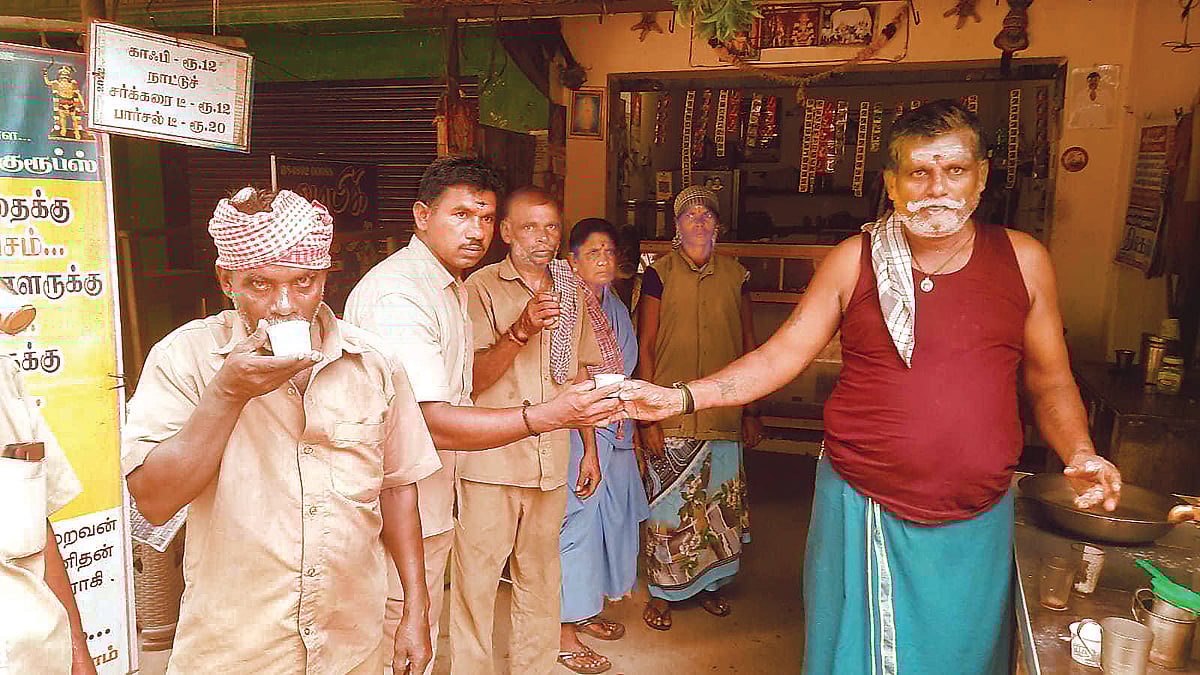 ஏழைகளுக்கு இலவசமாக தேநீர் வழங்கி வரும் கடை உரிமையாளர்