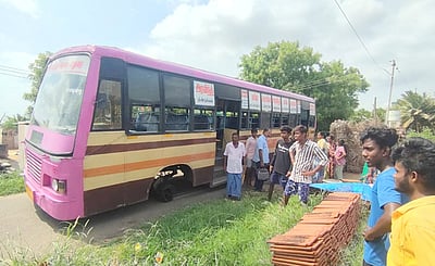 பழனியருகே சக்கரம் கழன்று ஓடிய அரசுப் பேருந்து