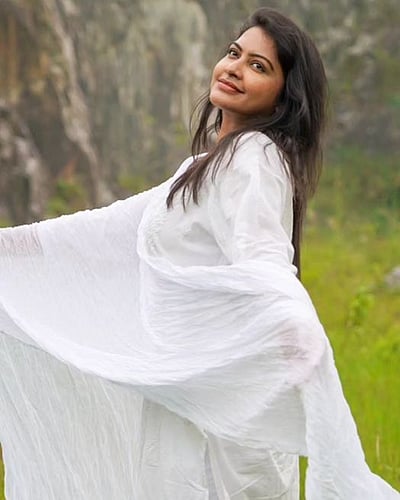 வெள்ளைப் புறா ஒன்று... ரச்சிதா மகாலட்சுமி!