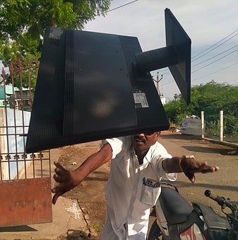 ஊராட்சி அலுவலகத்தில் புகுந்து ரகளை