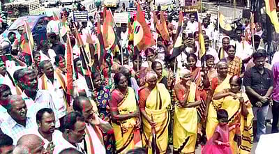 ஈரோட்டில் தமிழக அரசைக் கண்டித்து தேமுதிகவினா் ஆா்ப்பாட்டம்