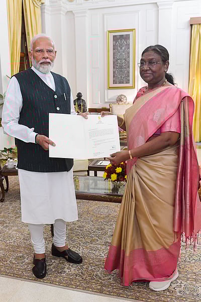 ஆட்சியமைக்க உரிமை கோரிய பிரதமர் - புகைப்படங்கள்