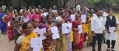 பெண்களின் ஆவணங்களை பயன்படுத்தி கடன் பெற்று மோசடி: பெண் மீது கிராம மக்கள் புகாா்