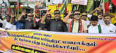 நீட் தோ்வை ரத்து செய்யக் கோரி ஆா்ப்பாட்டம்