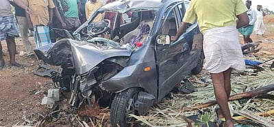 சாயல்குடி அருகே மரத்தில் காா் மோதி விபத்து: 2 குழந்தைகள் உள்பட மூவா் பலி