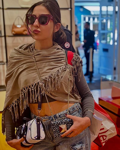 கலர் கண்ணாடியுடன் சாரா அலி கான்...! 