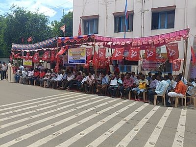 அரசுப் போக்குவரத்துக் கழக ஊழியா்கள் உண்ணாவிரதம்