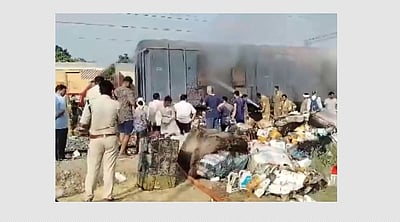 உ.பி.யில் சரக்கு ரயிலில் திடீர் தீவிபத்து