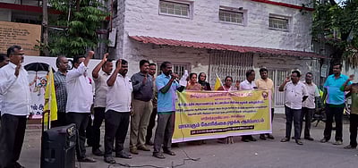 கரூரில் ஆசிரியா்கள் ஆா்ப்பாட்டம்