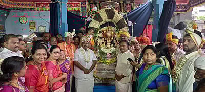 மாங்கனித் திருவிழா: பிச்சாண்டவர் வீதியுலாவில்  மாங்கனி இறைத்து  வழிபாடு!