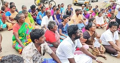 மின்சாரம் பாய்ந்து சிறுமி உயிரிழப்பு:  இழப்பீடு கோரி உறவினா்கள் சாலை மறியல்