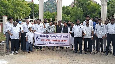 திருச்செங்கோட்டில் வழக்குரைஞா்கள் 
ஆா்ப்பாட்டம்