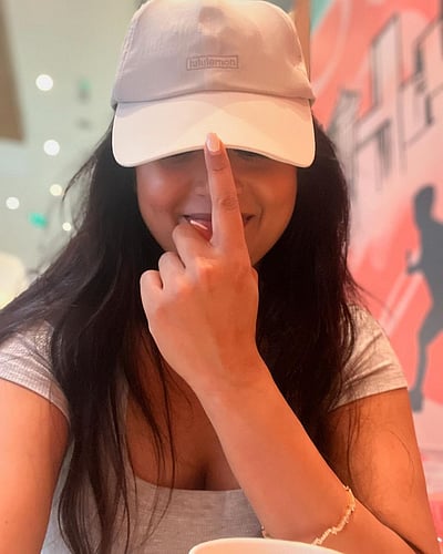 தொப்பியில் மறைந்திருக்கும் 90-ஸ் கிட்ஸின் கனவுநாயகி.. யார் இவர்?