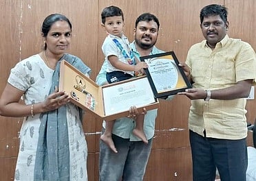 ஆட்சியரிடம் வாழ்த்து பெற்ற சாதனைச் சிறுவன்