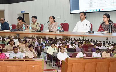 கள்ளச்சாராய தடுப்பு நடவடிக்கைகள் குறித்து ஆட்சியா் ஆலோசனை