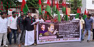 பூரண மதுவிலக்கு கோரி 
கரூரில் புதிய தமிழகம் கட்சியினா் ஆா்ப்பாட்டம்