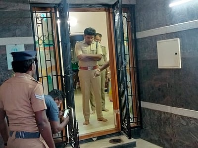 வீட்டின் பூட்டை உடைத்து 
60 பவுன் தங்க நகைகள் திருட்டு