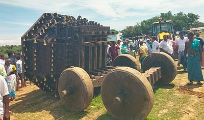 தோ் கட்டும்போது விபத்து: ஒருவா் உயிரிழப்பு; 5 போ் காயம்