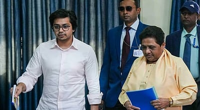 மருமகனை அரசியல் வாரிசாக நியமித்த மாயாவதி!