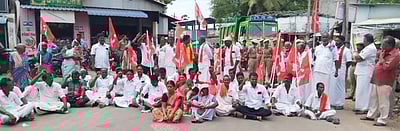 நிறுத்தப்பட்ட பேருந்து சேவையை மீண்டும் தொடங்க வலியுறுத்தி சாலை மறியல்