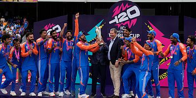 உலகக்கோப்பையை உச்சிமுகர்ந்த தருணம்: தோனி அனுப்பிய வாழ்த்துச் செய்தி!