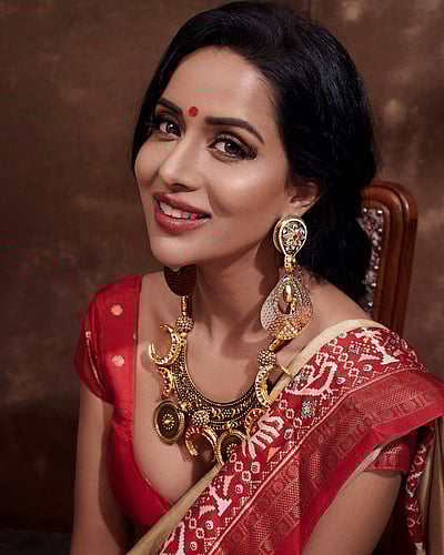 சிவப்பு பொட்டு, குறும்பு சிரிப்பு! ரைசா வில்சன்..