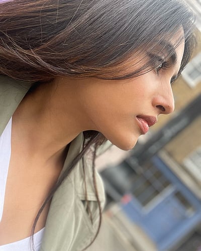 ஓவியங்கள், சுவரிலும் வெளியிலும்... பிரியங்கா மோகன்!