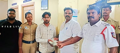 காரைக்குடி சாலையில் தவறவிடப்பட்ட  ரூ. 16 ஆயிரம் மீட்பு: உரியவரிடம் ஒப்படைப்பு