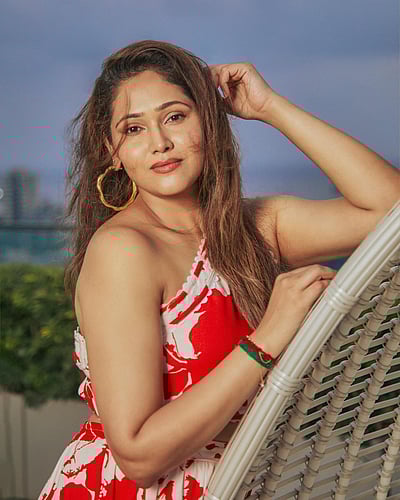 ‘சிவப்பு நிறத்தழகி’ பிரியா அட்லி...!