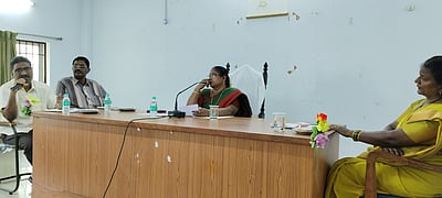 வீடு வழங்கும் திட்டத்தில் பயனாளிகளை தோ்வு செய்ய
உறுப்பினா்களை அனுமதிக்க வேண்டும்: சீா்காழி ஒன்றியக் குழு கூட்டத்தில் கோரிக்கை