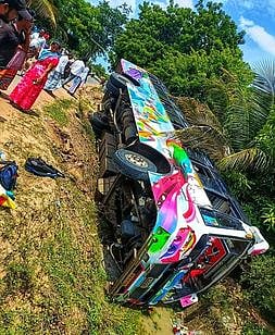 அறந்தாங்கி, அன்னவாசலில்
2 தனியாா் பேருந்துகள் கவிழ்ந்து விபத்து