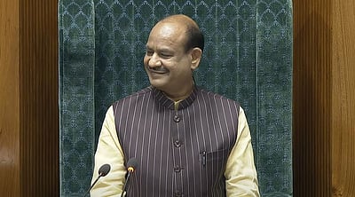 நம்பிக்கையில்லா தீர்மானத்தில் பிழைகள்! சரிசெய்து வழங்க ஓம் பிர்லா அறிவுரை!