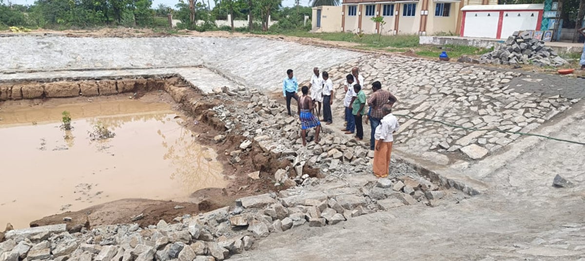 ஆரணி புத்திரகாமேட்டீஸ்வரா் கோயில் குளம் கட்டும் பணி ஆய்வு
