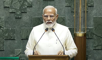 மக்களவை தொடங்கியது: எம்பியாக மோடி பதவியேற்றார்!