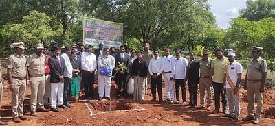 உலக சுற்றுச்சூழல் தினம்
-கரூா் நீதிமன்ற வளாகத்தில்
மரக்கன்று நடும் விழா