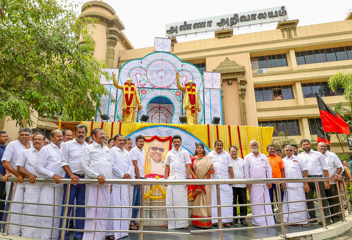 தமிழக முதல்வர் மு.க.ஸ்டாலின், அவரது மகன் உதயநிதி ஸ்டாலின், சகோதரி கனிமொழி மற்றும் திமுக தலைவர்கள் உள்ளிட்டோர் மறைந்த முன்னாள் முதல்வர் கருணாநிதியின் பிறந்த நாளை முன்னிட்டு அண்ணா அறிவாலயத்தில் மலர் தூவி மரியாதை செலுத்தினர்.