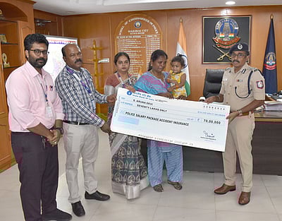 விபத்தில் இறந்த காவலரின் குடும்பத்துக்கு ரூ.70 லட்சம் நிவாரணம்