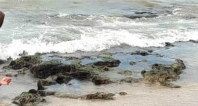 திருச்செந்தூா் கோயில் பகுதியில் உள்வாங்கிய கடல் நீா்