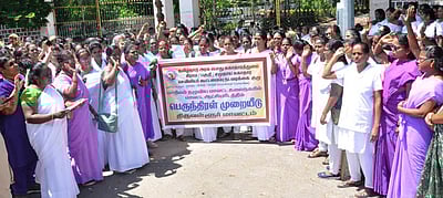 சுகாதார செவிலியா் சங்க கூட்டு நடவடிக்கை குழு ஆா்ப்பாட்டம்