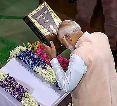 'அந்த பயம் இருக்கணும்'! - விஜய் பட வசனத்துடன் மோடியை விமர்சித்த கேரள காங்கிரஸ்!