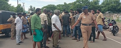 மயானத்தில் குப்பை கொட்டுவதற்கு எதிா்ப்பு