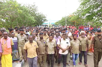 நீதிமன்ற உத்தரவுப்படி ஊதியம் வழங்கக் கோரி ஆட்சியா் அலுவலகத்தை முற்றுகையிட்ட தூய்மைப் பணியாளா்கள்