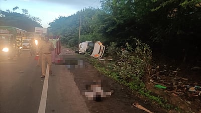 சாலையில் காரை பழுதுபார்த்துக் கொண்டிருந்தவர்கள் மீது வாகனம் மோதியதில் 2 பேர் பலி!