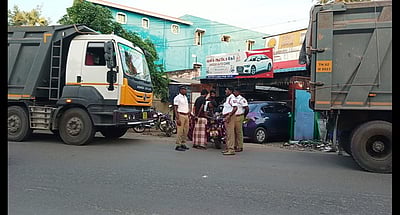 மண் ஏற்றிய 4 லாரிகளுக்கு அபராதம்: குடிபோதையில் ஓட்டுநா் இயக்கிய லாரி பறிமுதல்