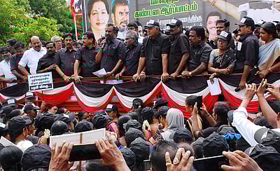 கள்ளச்சாராய விவகாரம்: உண்மையான குற்றவாளிகளைக் கண்டுபிடிக்க வேண்டும்-
முன்னாள் அமைச்சா் எஸ்.பி.வேலுமணி