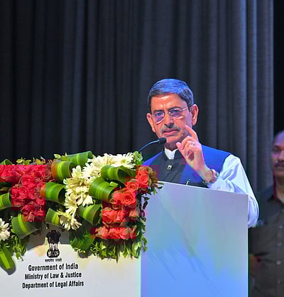 போலி செய்தி பரப்பியவா்கள்  மீது நடவடிக்கை: ஆளுநா் மாளிகை புகாா்