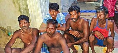 திருட முயன்ற 5 பேரை பிடித்து
போலீஸில் ஒப்படைத்த கிராம மக்கள்
